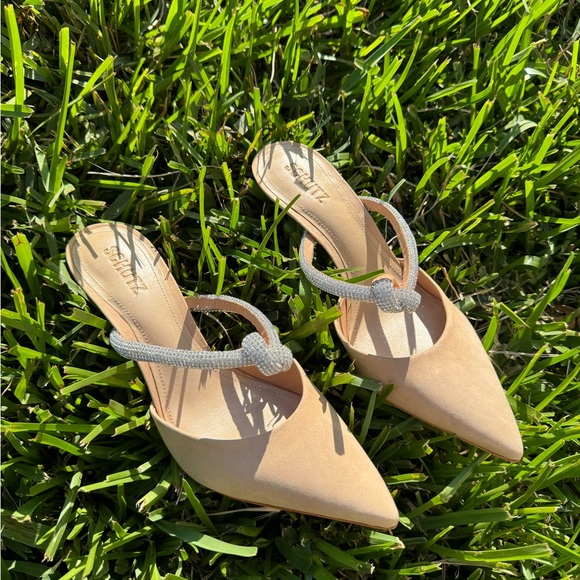 Schutz Pearl Nubuck Pump
Light Beige - Nubuck size 8.5 New w tags - Picture 7 of 8